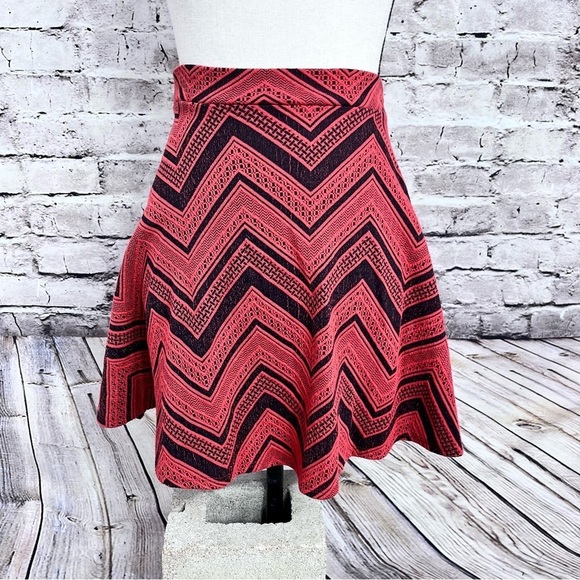 Womens Miami Sz M circle skater mini skirt chevron pattern size medium - Picture 1 of 7